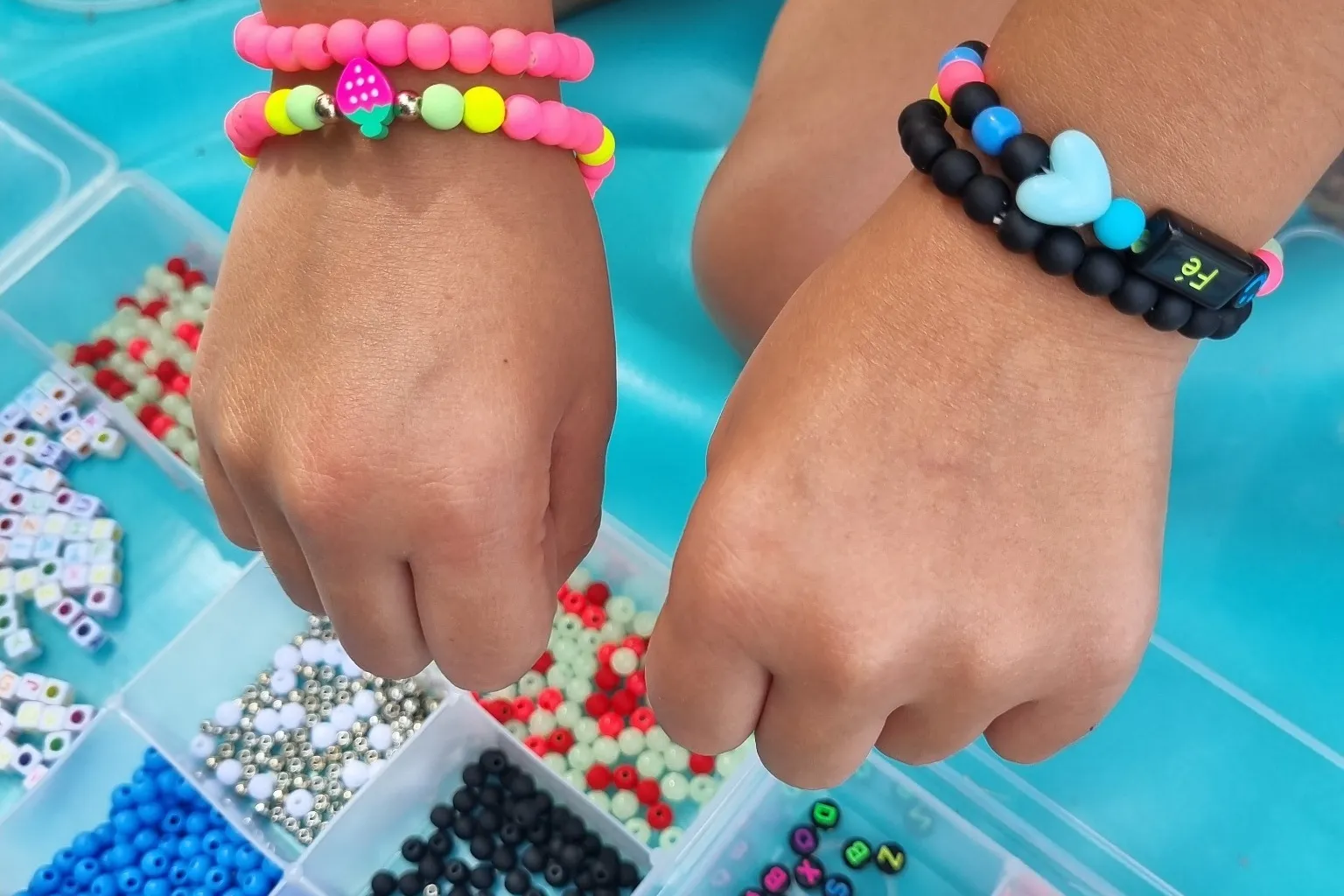 Oficina de pulseiras para crianças com lembrancinha